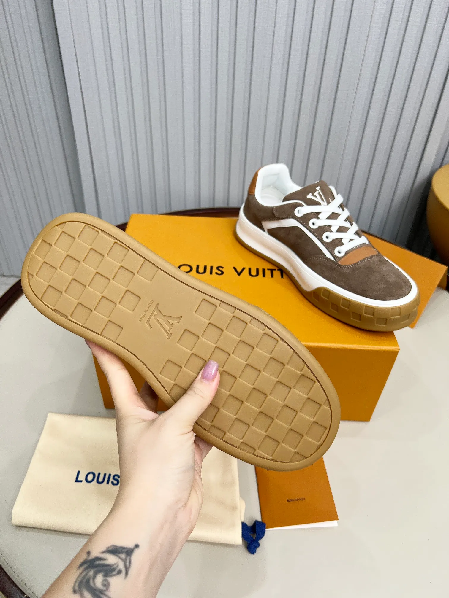 p620💰Men's shoes ❤️❤️❤️Top version LV-Louis Vuitton-Classic catwalk new style Air glue process·Original 1:1 development and reproduction! ! The upper foot is very comfortable. It is made of luxurious materials and fine workmanship. The midsole is printed with English letters "Made in Europe". The upper is made of calfskin imported from Italy. The side is decorated with the brand's LOGO and signature. The latest latex foot pads and mesh lining make the foot feel super comfortable. The original two-color TPU combination outsole is specially provided by the original factory. Bag technology Goodyear stitched edges Fabric: Exclusive custom first-layer cowhide Accessories: Exclusive private model Vuitton logo, lining: Customized silk mesh lining - first-layer silk cowhide lining Outsole: TPU combination outsole wear-resistant, non-slip and anti-yellowing Foot pads: new latex pads-mesh sweat-absorbent Counter technology: fully computerized sewing machine wire drawing Toe box back cover Hot and cold shaping Full set of pull-top last with medium and low logo pattern Code number 39-45